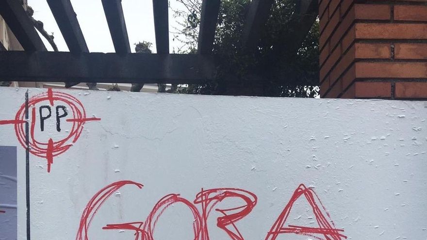 Aparecen pintadas contra el PP, que aparece en una diana, y a favor de ETA, en Erandio (Vizcaya)