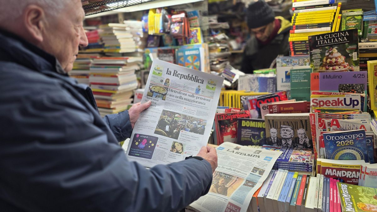 Un lector sujeta un ejemplar de La Repubblica en un quisco de prensa en Roma.