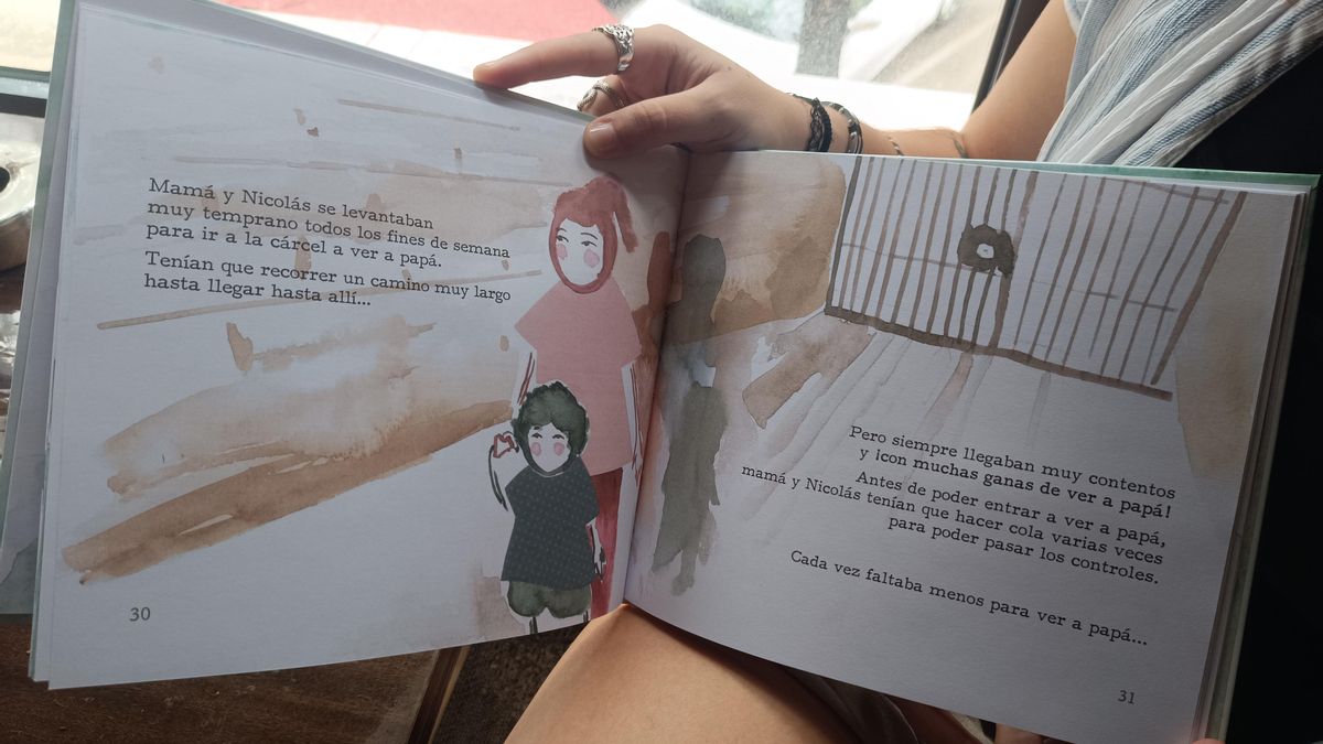 Laura Delgado, Medalla de Plata al Mérito Social
Penitenciario, muestra su libro 'Dónde está papá'.