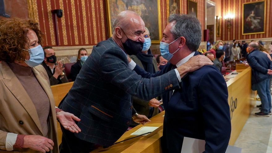 Juan Espadas y Antonio Muñoz se saludan en el Pleno en el que el alcalde renunció a su cargo.