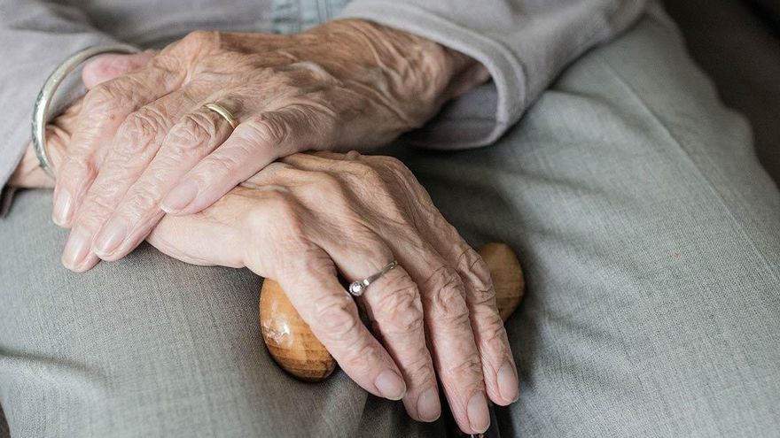 "¿Están esperando a que se muera mi madre?": un andaluz fallece cada dos horas mientras aguarda la dependencia