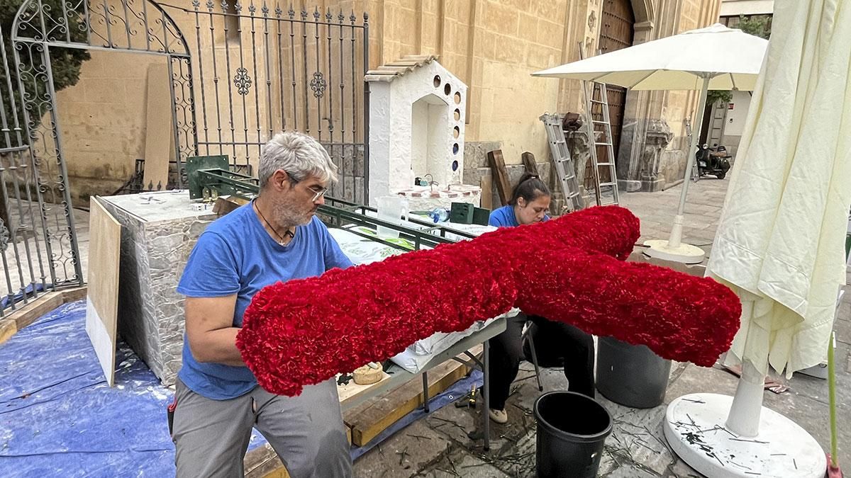 Montaje de la Cruz de Mayo de la plaza de San Hipólito