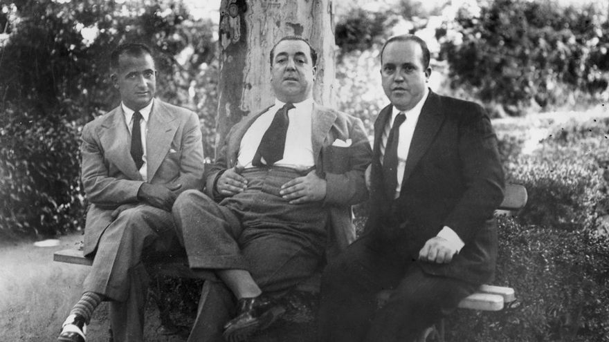 Los agregados de aviación en las embajadas españolas de Estados Unidos, Ramón Franco (i) y México, Mario Páramo (c), con el fotógrafo José María Díaz Casariego.