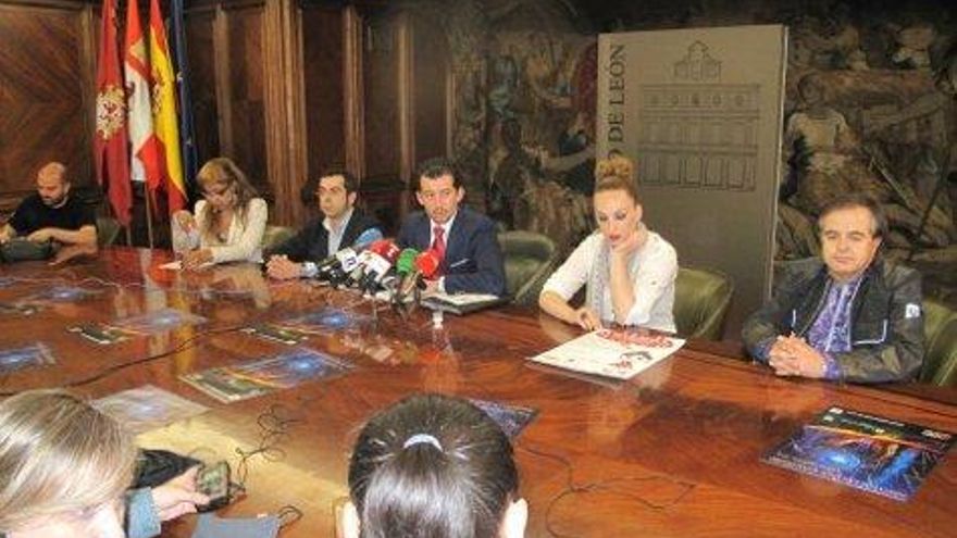 ...Juan Pablo Valadés, en el centro, durante la presentación oficial de los actos previstos para las Fiestas de San Juan y san Pedro 2013.