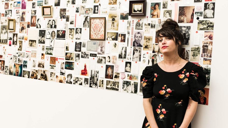 La fotógrafa Ainhoa Resano junto al 'Atlas de las memorias', el panel que recopila las fotografías de todas las mujeres