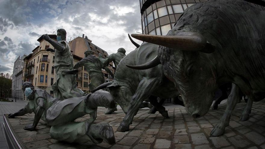 La escultura del Monumento al encierro de Pamplona en la que los corredores llevan puestas mascarillas.