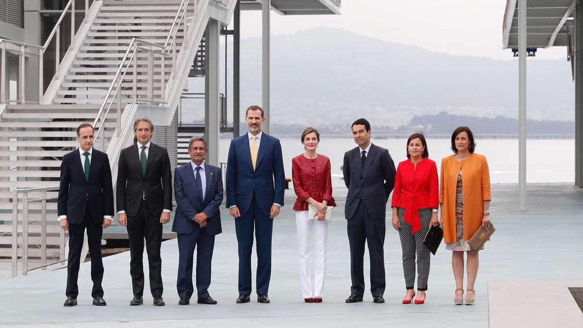 Los Reyes y las autoridades posan a su llegada al Centro Botín. | CSMR