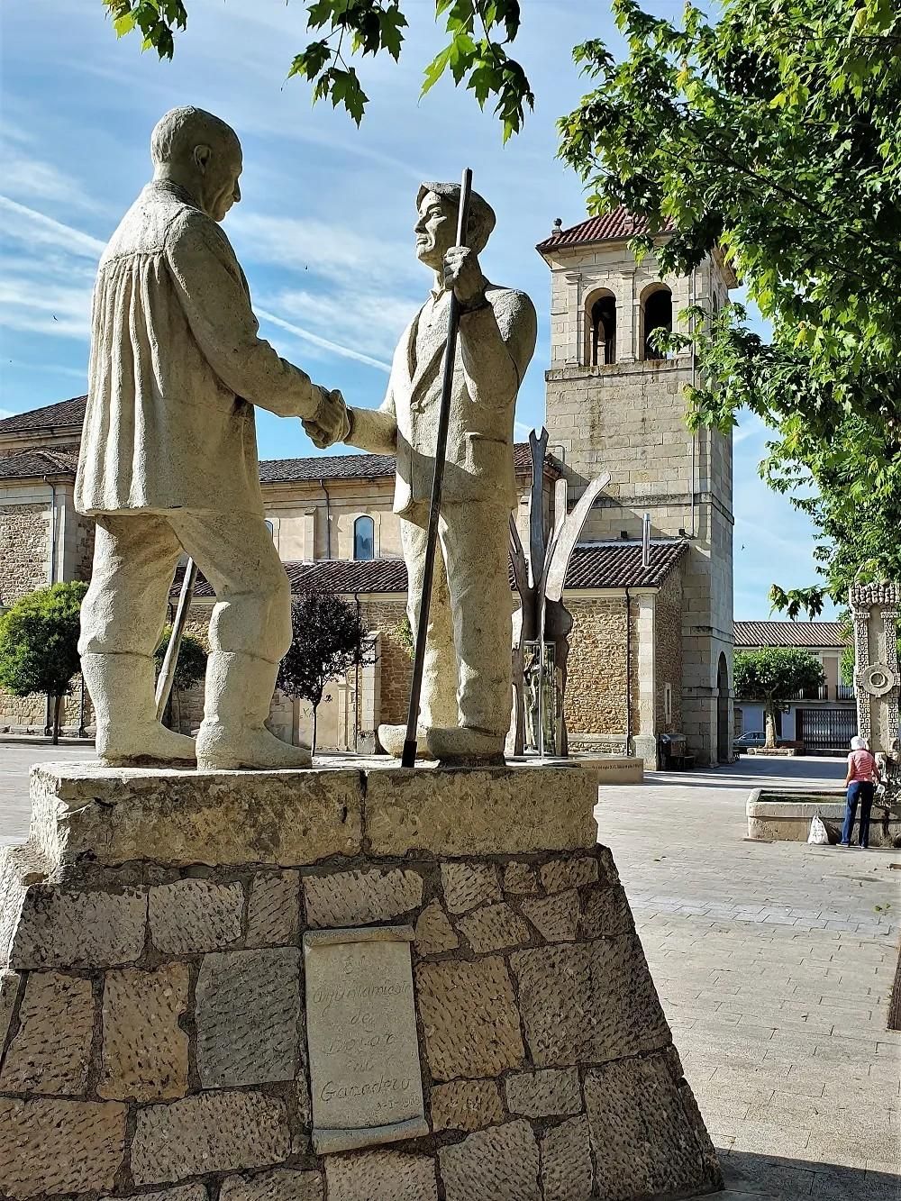 Foto de archivo de la estatua de Homenaje al Tratante y el Ganadero en Boñar.