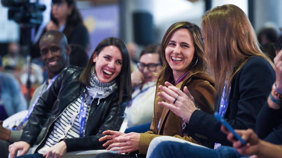 La eurodiputada de Podemos, Irene Montero y la secretaria general de Podemos y diputada, Ione Belarra (c), durante la V Asamblea Ciudadana de Podemos
