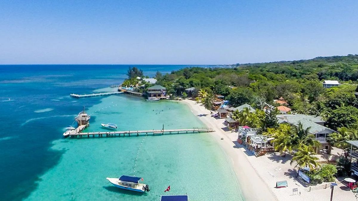 Las playas de Roatán tienen un abanico de azules muy llamativo
