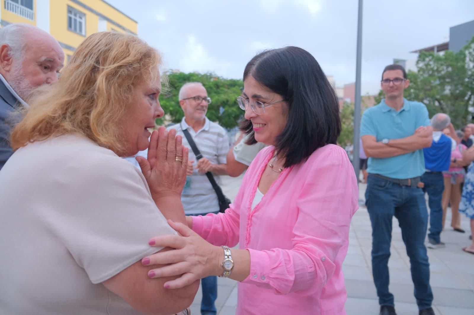 La alcaldesa de Las Palmas de Gran Canaria, Carolina Darias, con una vecina de Las Torres, en la reunión mantenida este jueves  en el barrio.