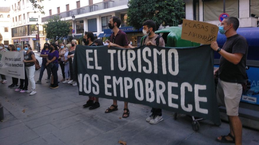 Colectivos sociales presentan sus recetas para que la jungla de pisos turísticos no devore Sevilla