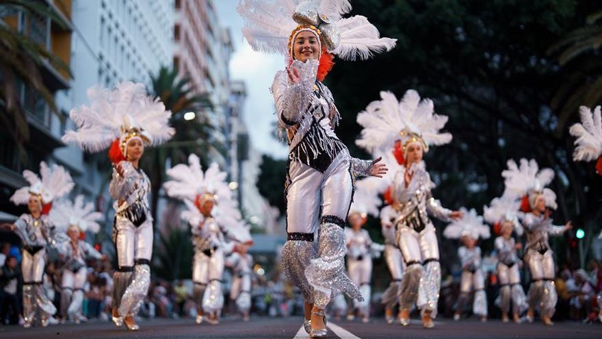 Las integrantes de una comparsa se preparan momentos antes de participar este domingo en el concurso Ritmo y Armonía del Carnaval de Santa Cruz de Tenerife. EFE/Ramón de la Rocha