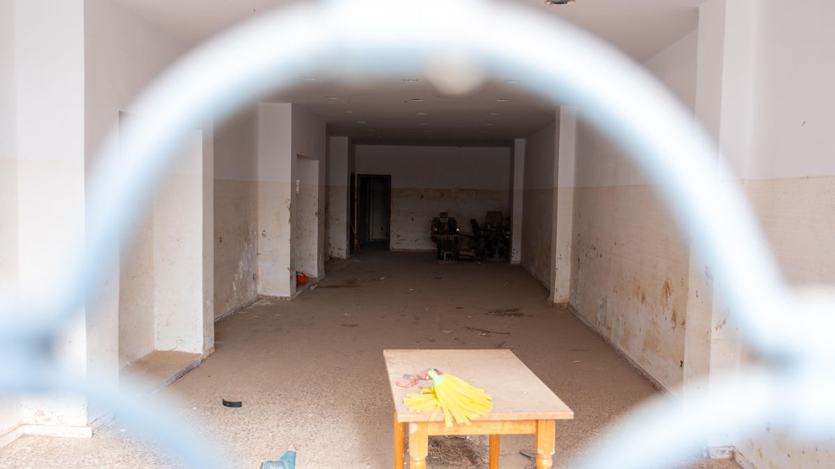 Vista interior d´un baix a La Torre, amb visibles efectes de la riuada.