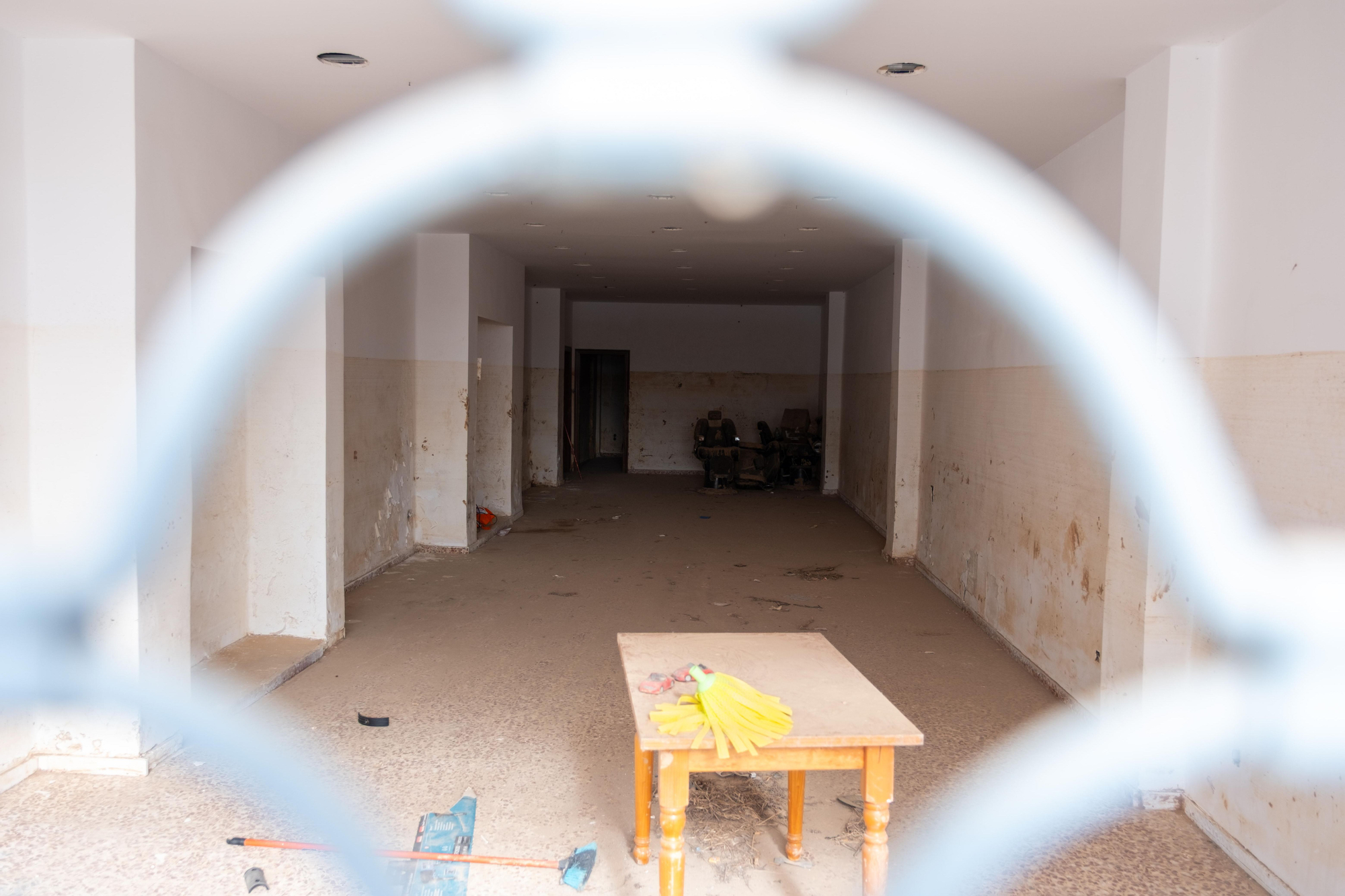 Vista interior de un bajo en La Torre, con visibles efectos de la riada