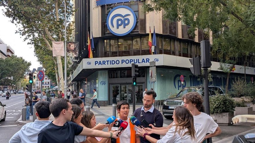 La portavoz del Sindicato de Inquilinas, Alicia del Río, frente a la sede del PP en Madrid el 30 de septiembre de 2026
