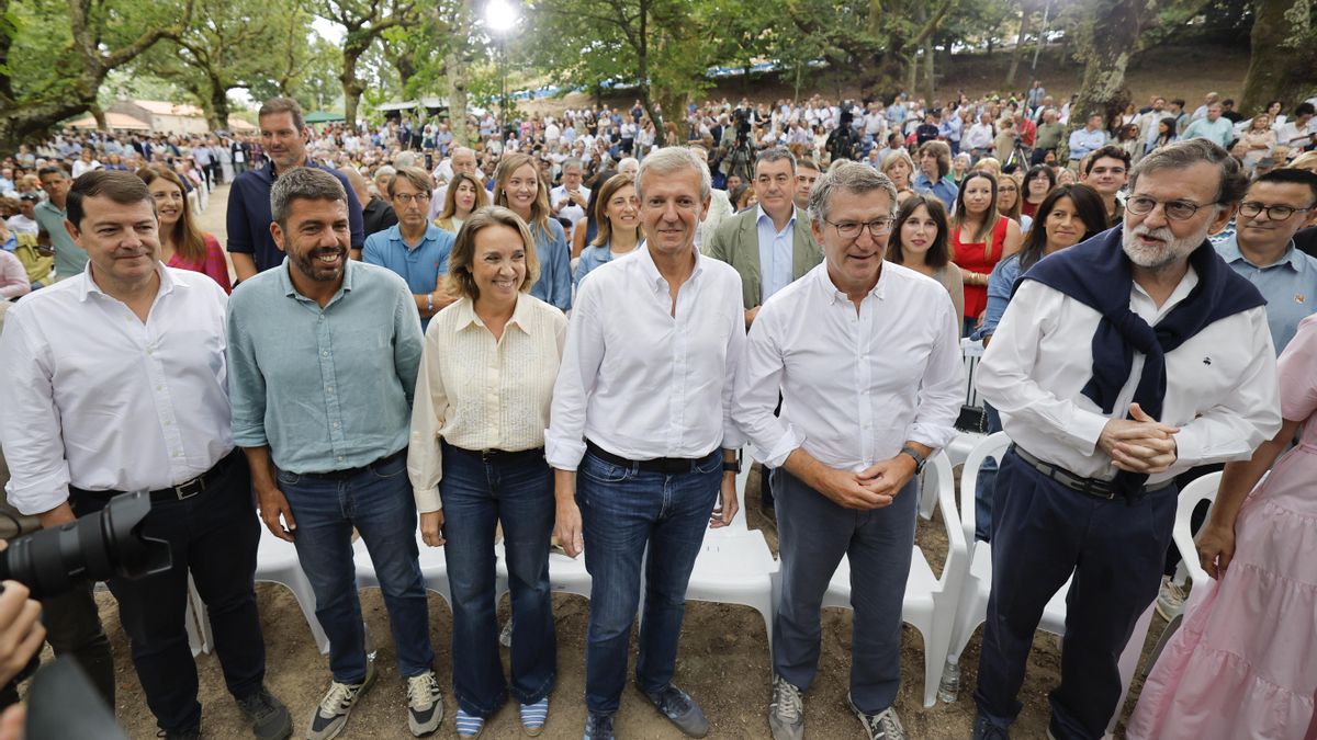El líder del PP, Alberto Núñez Feijóo acompañado del del presidente de honor del partido, Mariano Rajoy; el titular de la Xunta, Alfonso Rueda, y la secretaria general de esta formación, Cuca Gamarra, junto con el presidente castellanoleonés, Alfonso Fernández Mañueco y el president de la Generalitat y líder del PPCV, Carlos Mazón