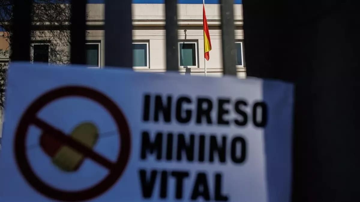 Asturias aprueba la reforma legal para exonerar de la deuda del salario social e IU pide "perdón" a los afectados por "el error"