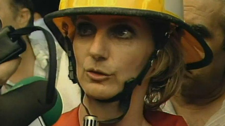 Imagen de televisión de la coordinadora del rescate de los bomberos ante los medios, en el que participaron mil personas durante cuatro días