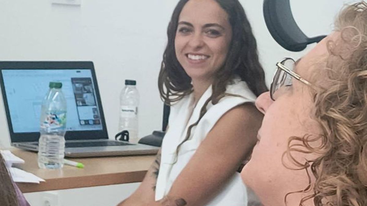 Sara Rodríguez Gascón escuchando a una de las directoras de su tesis doctoral, la doctora Mamen Horno, tras leerla ante el tribunal en la facultad de Letras.