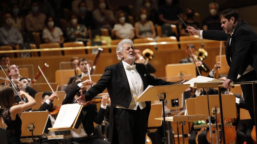 Con aplausos, vítores y parte de los asistentes en pie ha recibido el público de Madrid al tenor Plácido Domingo (c), visiblemente emocionado, en el concierto ofrecido este miércoles en el Auditorio Nacional, que ha supuesto su reaparición tras dos años alejado de los escenarios españoles. EFE/ Ekaitz Filarmendi SÓLO USO EDITORIAL / SÓLO DISPONIBLE PARA ILUSTRAR LA NOTICIA QUE ACOMPAÑA (CRÉDITO OBLIGATORIO)