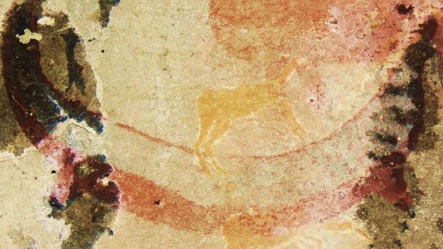 La pintura rupestre del Karoo sugiere que los antiguos habitantes del sur de África conocieron a una criatura extinta y con grandes colmillos que no deberían haber visto