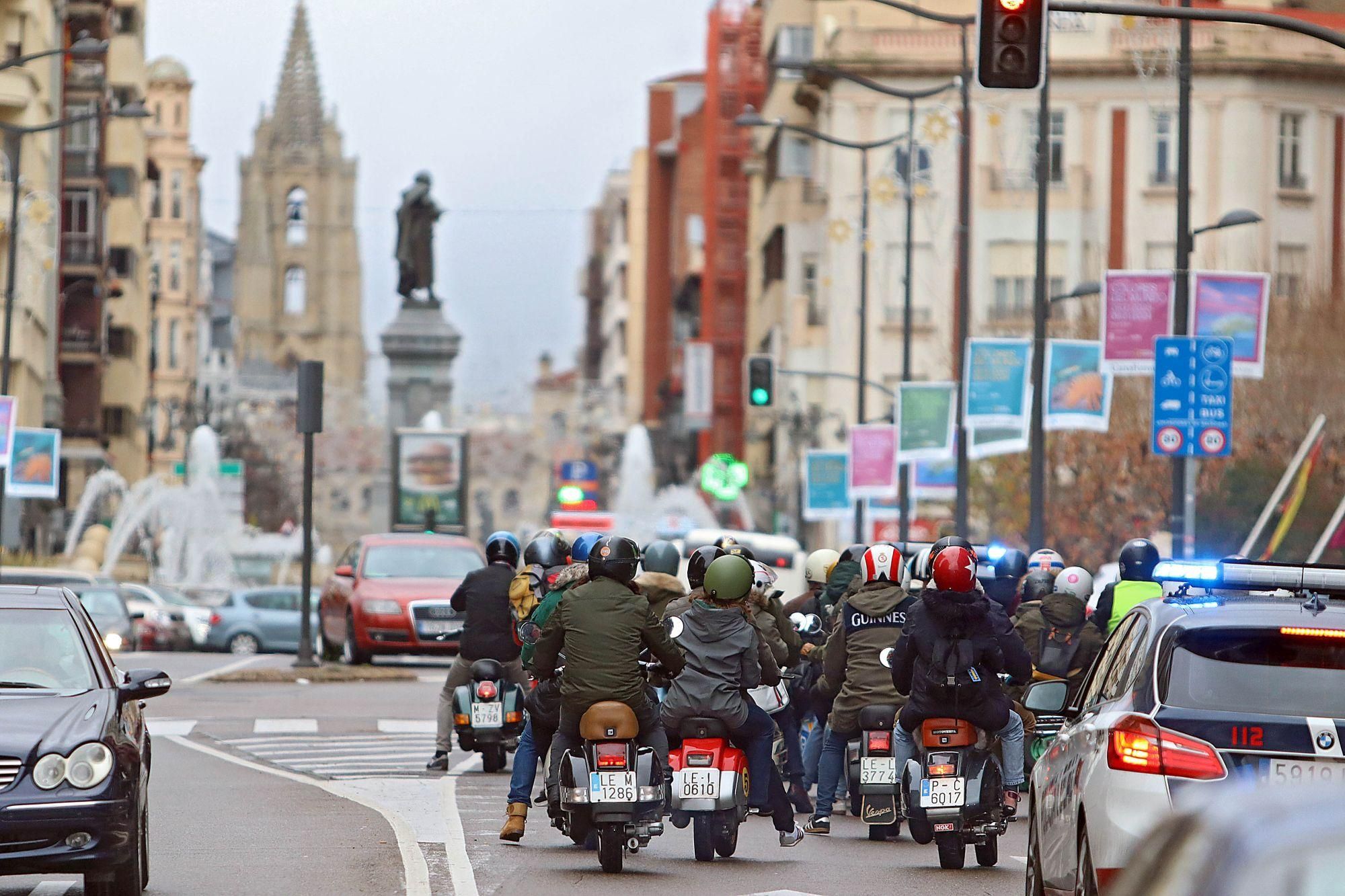 La Scooter Run del Purple Weekend hace rugir las calles de León