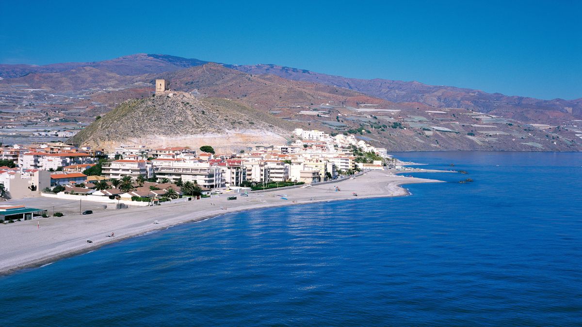 El pueblo medieval en la costa de Granada entre acantilados, playas con calas aisladas y los restos de una fortaleza nazarí