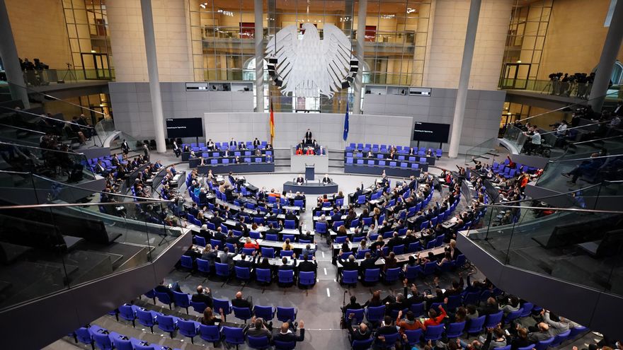 Vista general de la sesión del Bundestag, el Parlamento alemán, celebrada hoy en Berlín. EFE/EPA/CLEMENS BILAN