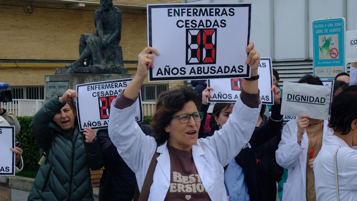 Protesta en 2024 de STEPA y personal de enfermería cesado a las puertas del Hospital Miguel Servet de Zaragoza.