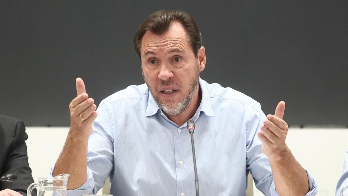 El ministro de Transportes y Movilidad Sostenible, Óscar Puente, durante la rueda de prensa de este viernes