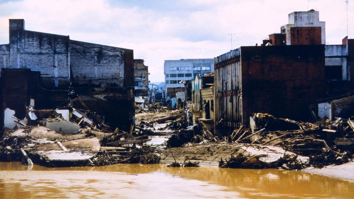 The extreme flooding caused the current to seek a lower area, abandon its previous route, and leave the original passage without flow.