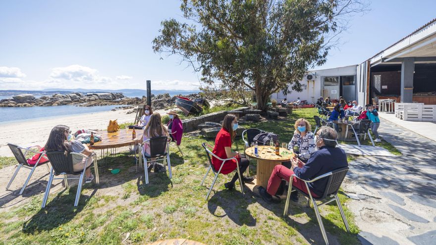 Varias terrazas en el municipio de O Grove durante el primer fin de semana de apertura del cierre perimetral y la hostelería, a 2 de mayo de 2021, en Pontevedra, Galicia (España). O Grove abandonó el nivel máximo de restricciones el pasado viernes 30 de abril, tras más de 20 días con cierre perimetral y la hostelería cerrada.