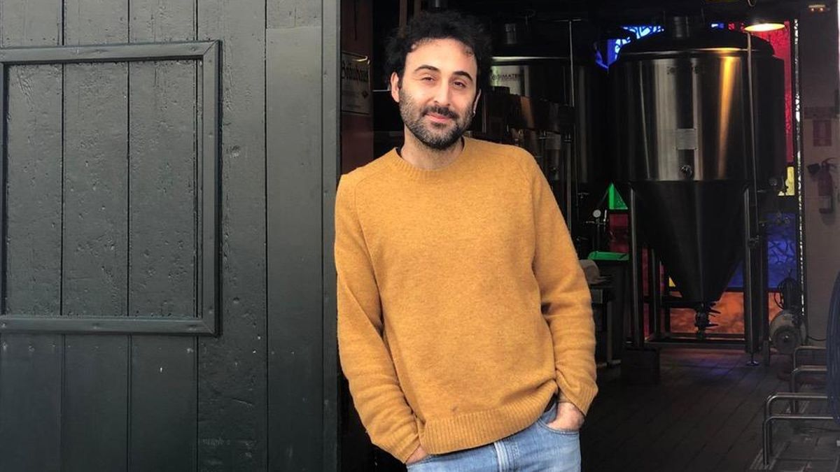 Roger Vila, en la puerta de su negocio.