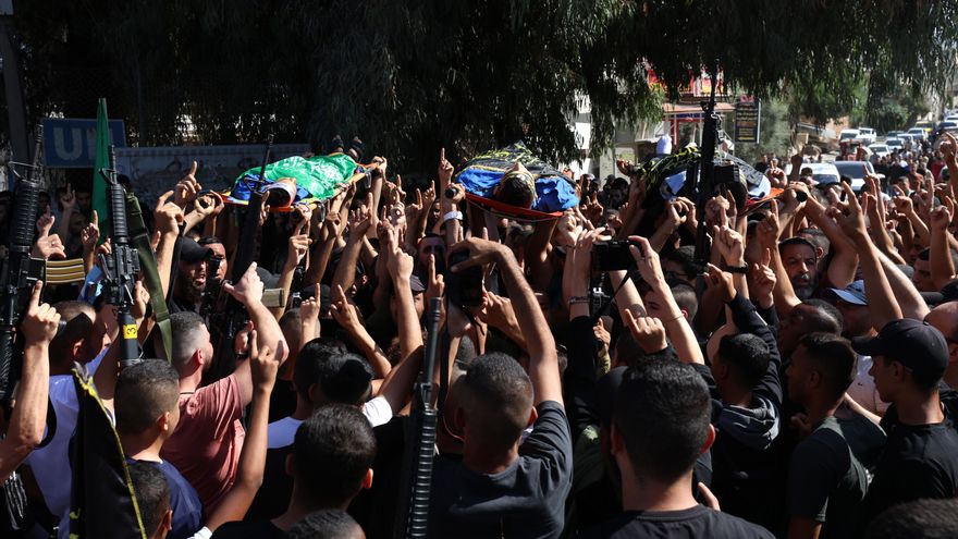 Familiares y militantes llevan los cuerpos de los palestinos fallecidos tras un ataque de drones en el campo de refugiados de Yenín el 25 de octubre de 2023