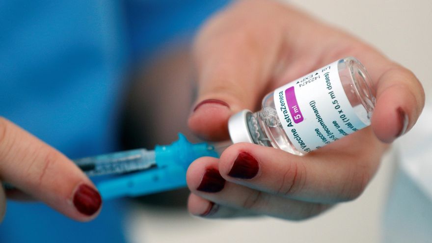 España ha acordado retomar la vacunación con AstraZeneca y lo ha hecho con la unanimidad del Consejo Interterritorial de Salud, en convocatoria extraordinaria, tras decidir la Agencia Europea del Medicamento (EMA) que la vacuna es segura .EFE/ Kai Försterling/Archivo