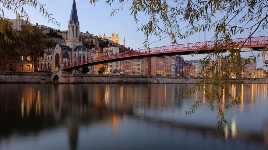 La preciosa ciudad francesa con 30 puentes y pasarelas para poder cruzar sus dos ríos