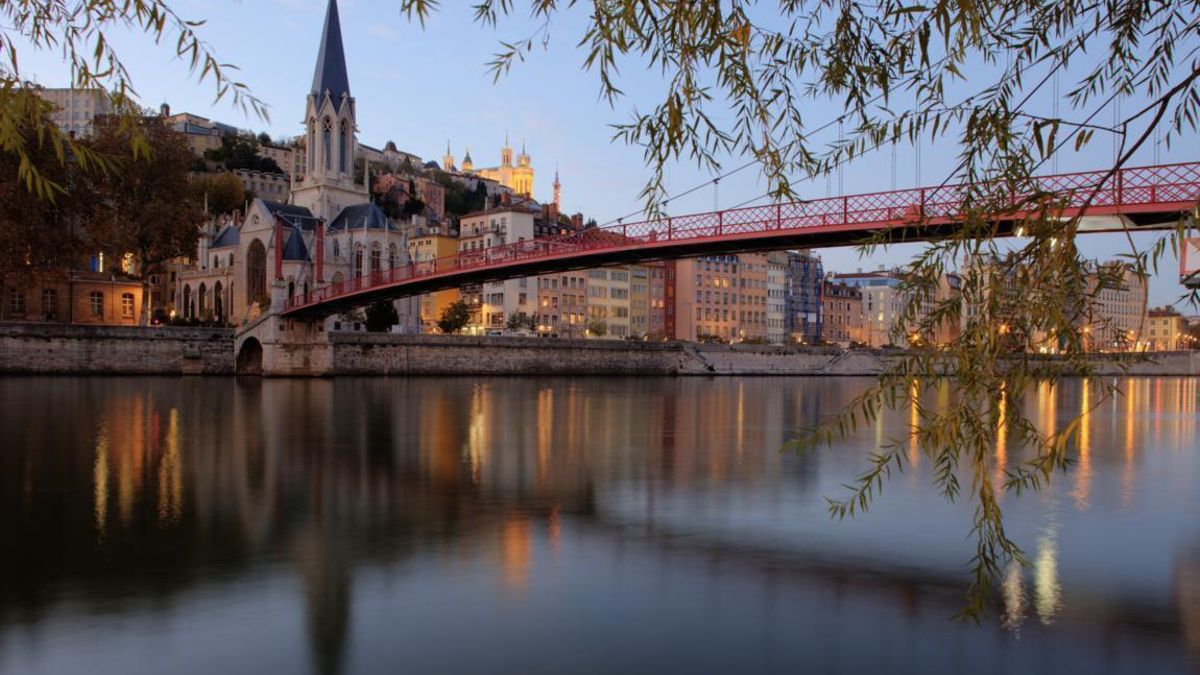 La preciosa ciudad francesa con 30 puentes y pasarelas para poder cruzar sus dos ríos