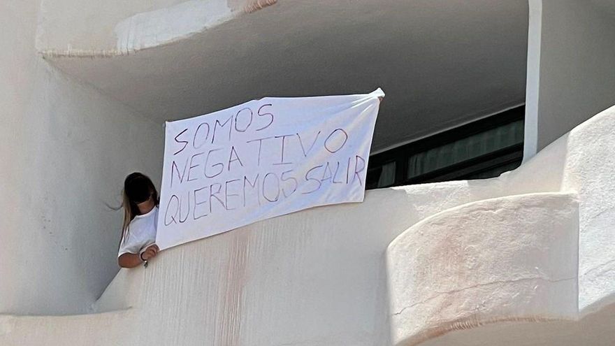 Estudiante confinada en una habitación del hotel Bellver de Mallorca por el macrobrote que afectó a jóvenes participantes en viajes de fin de curso a la isla, en una imagen de archivo.