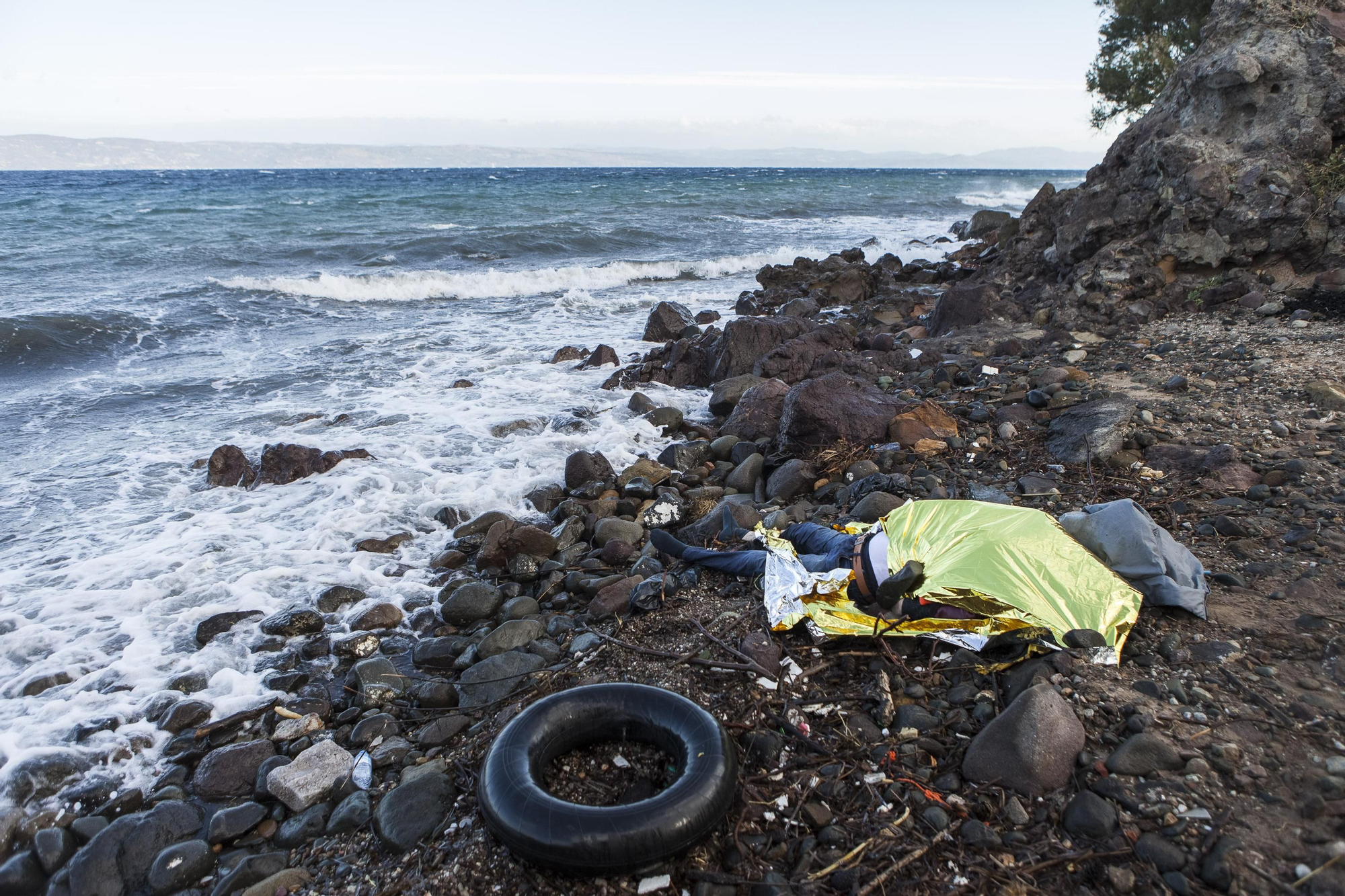 Un cuerpo yace en una playa del norte de la isla de Lesbos, Grecia