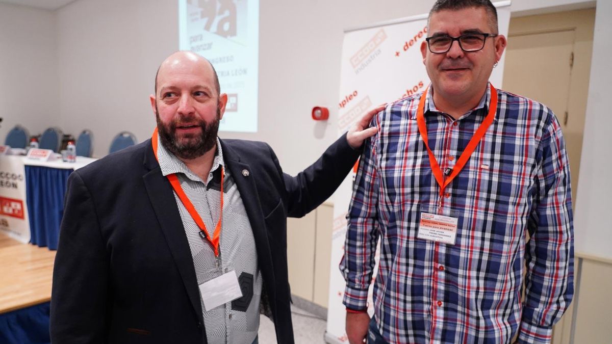 El secretario saliente de CCOO Industria León, Angel Manuel Santos y su sucesor José Javier Freire.