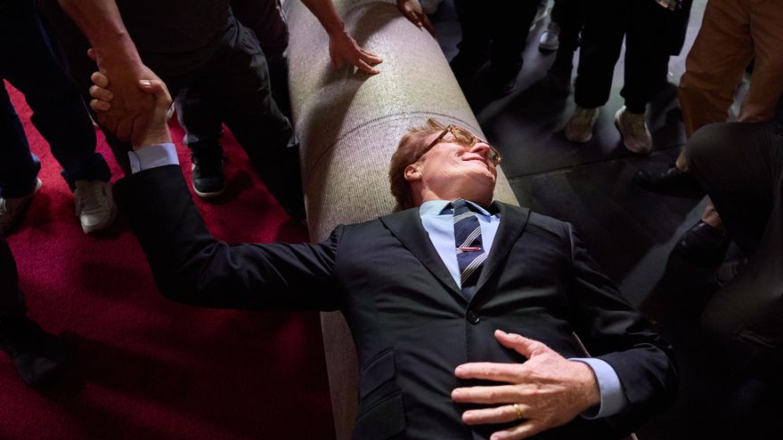 El año en el que la alfombra de los Oscar no fue roja y otras curiosidades del tapete con más glamour del cine