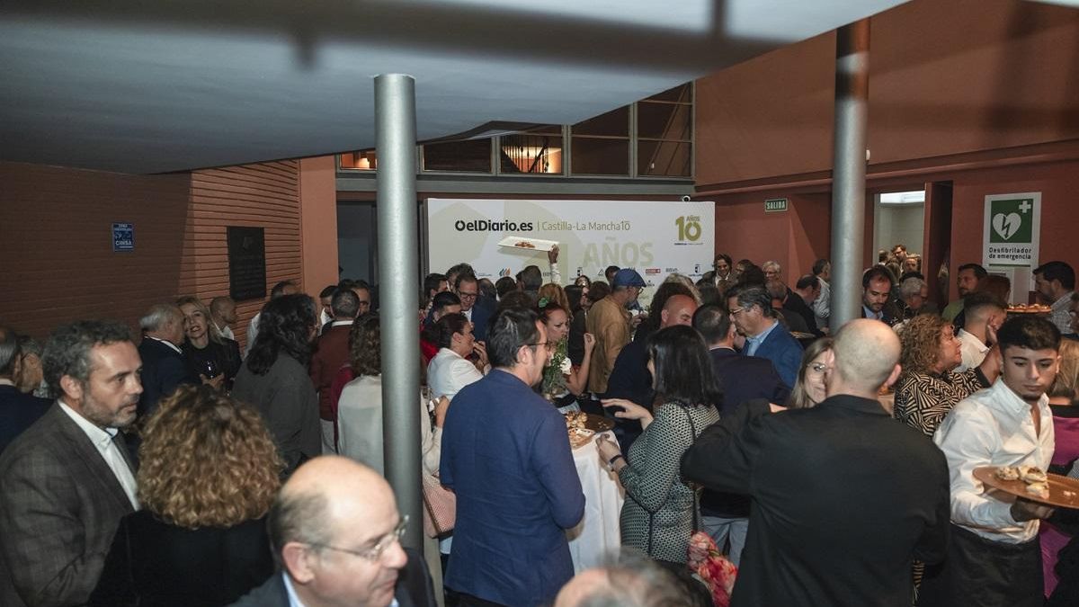 Tras el acto para celebrar el 10 aniversario de elDiario.es Castilla-La Mancha los asistentes disfrutaron de un cocktail