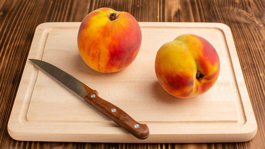 Los melocotones frescos se pueden usar perfectamente, pero es recomendable añadir un poco de azúcar