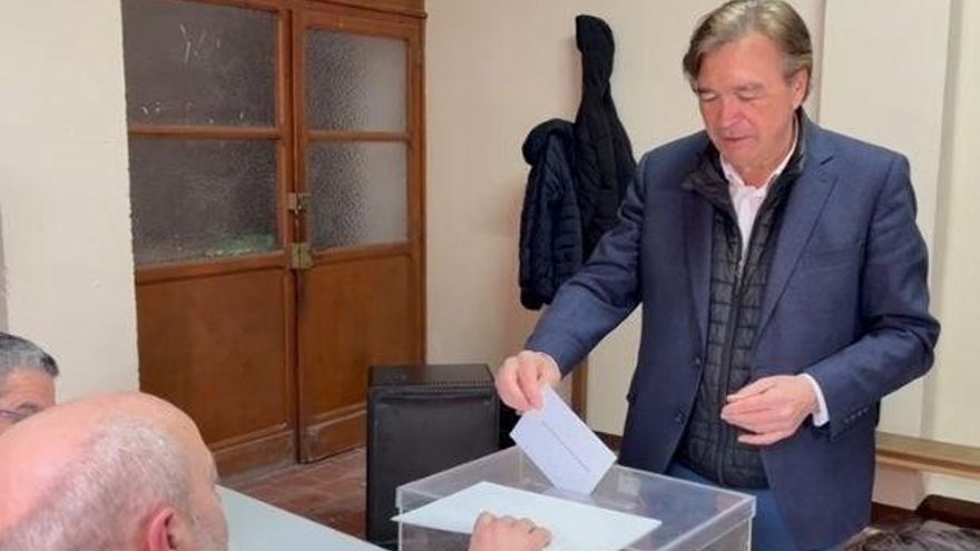 El candidato de Teruel Existe a la Presidencia de Aragón, Tomás Guitarte, vota en Navarrete del Río, localidad de Calamocha.