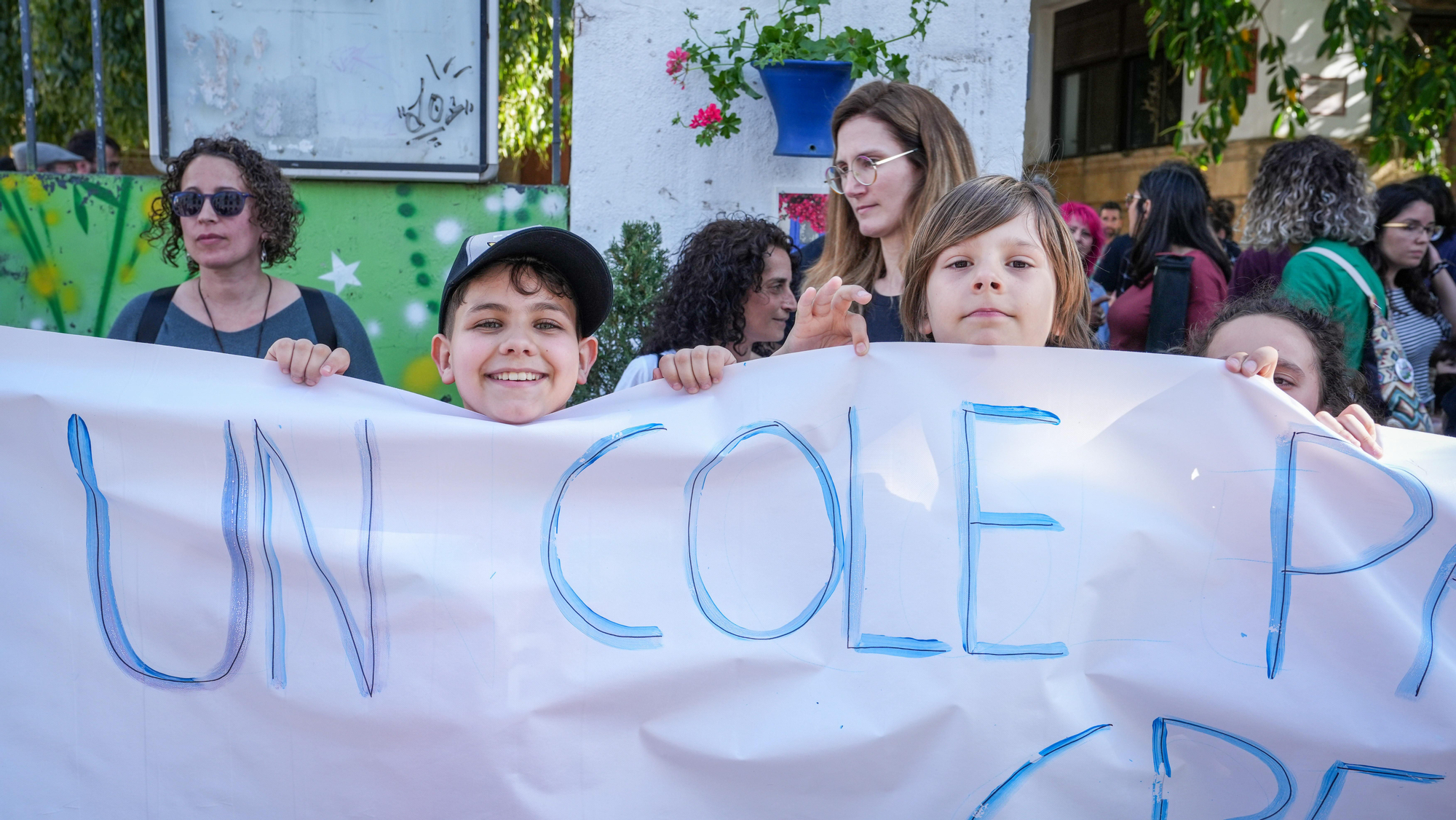 Las familias de Infantil de tres años del CEIP López Diéguez celebran un abrazo colectivo en señal de defensa de la escuela pública