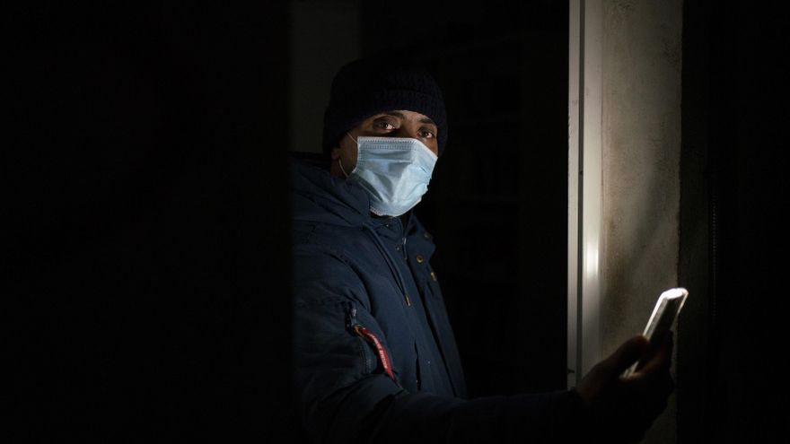 Omar Lamrani, electricista de 40 años, en el sector cinco de la Cañada Real.