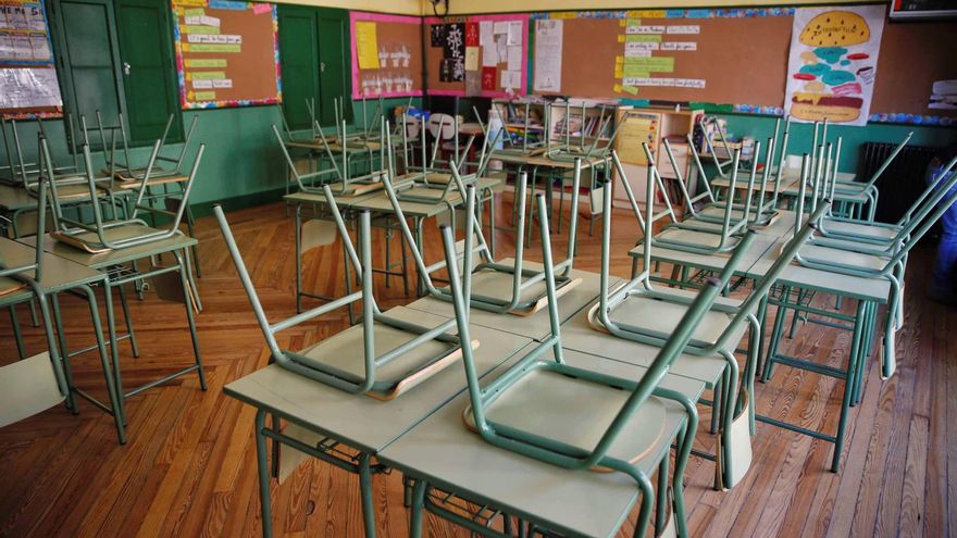 Un aula desierta en el colegio público Rufino Blanco en Madrid. EFE/ Paco Campos/Archivo