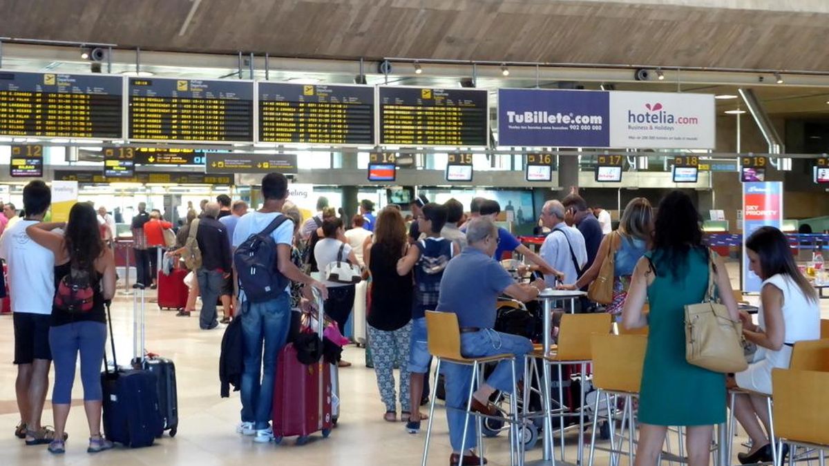 Los aeropuertos canarios operan 1.302 vuelos este domingo de retorno de verano