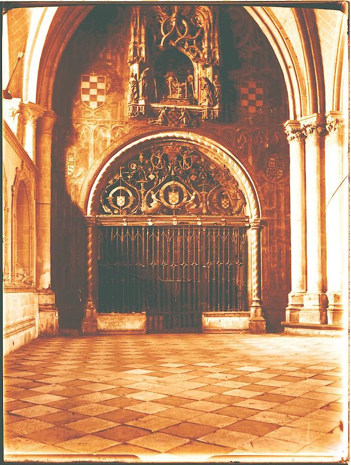 Portada exterior de la Capilla Mozárabe, fundada por el cardenal Cisneros en 1504.